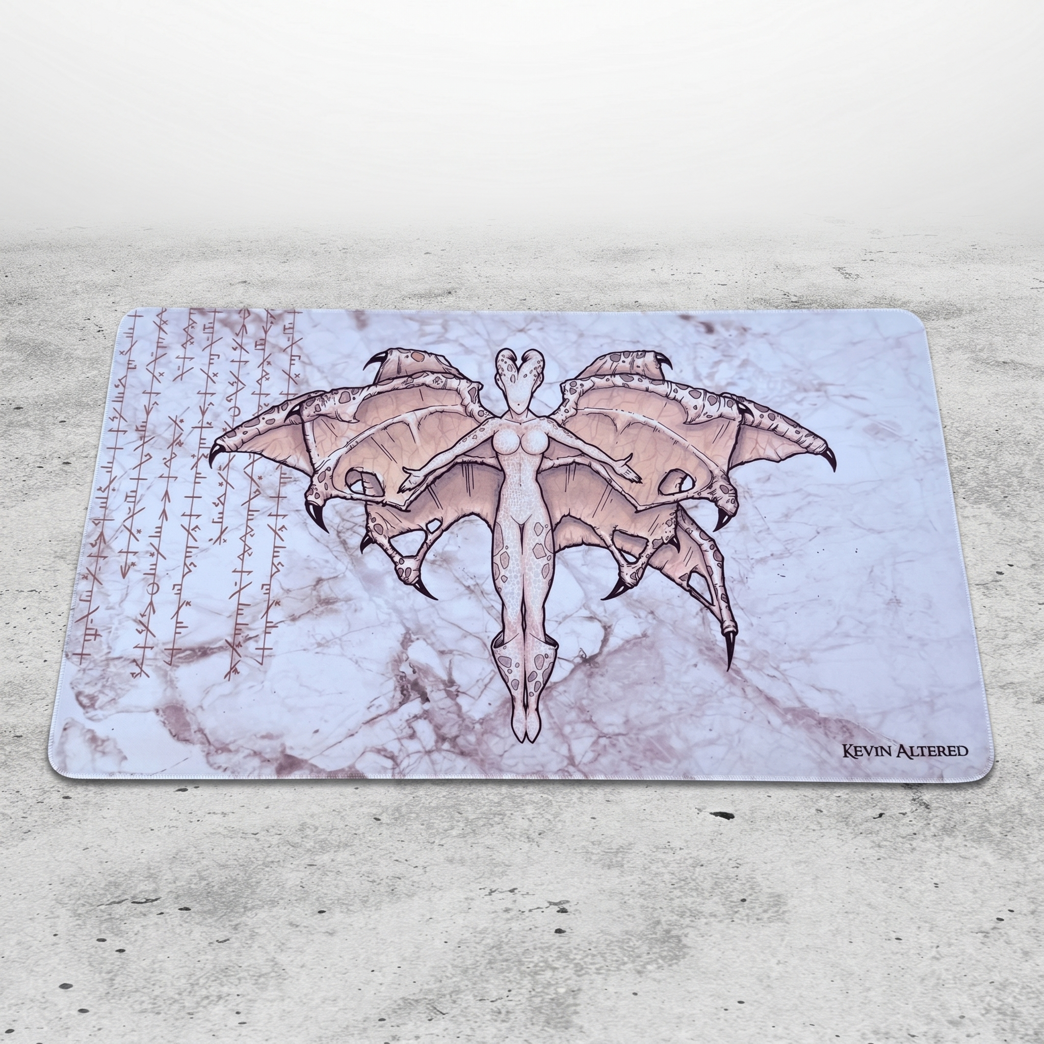 Tapis de jeu Faceless Demon déroulé, illustration créature ailée sur fond marbré