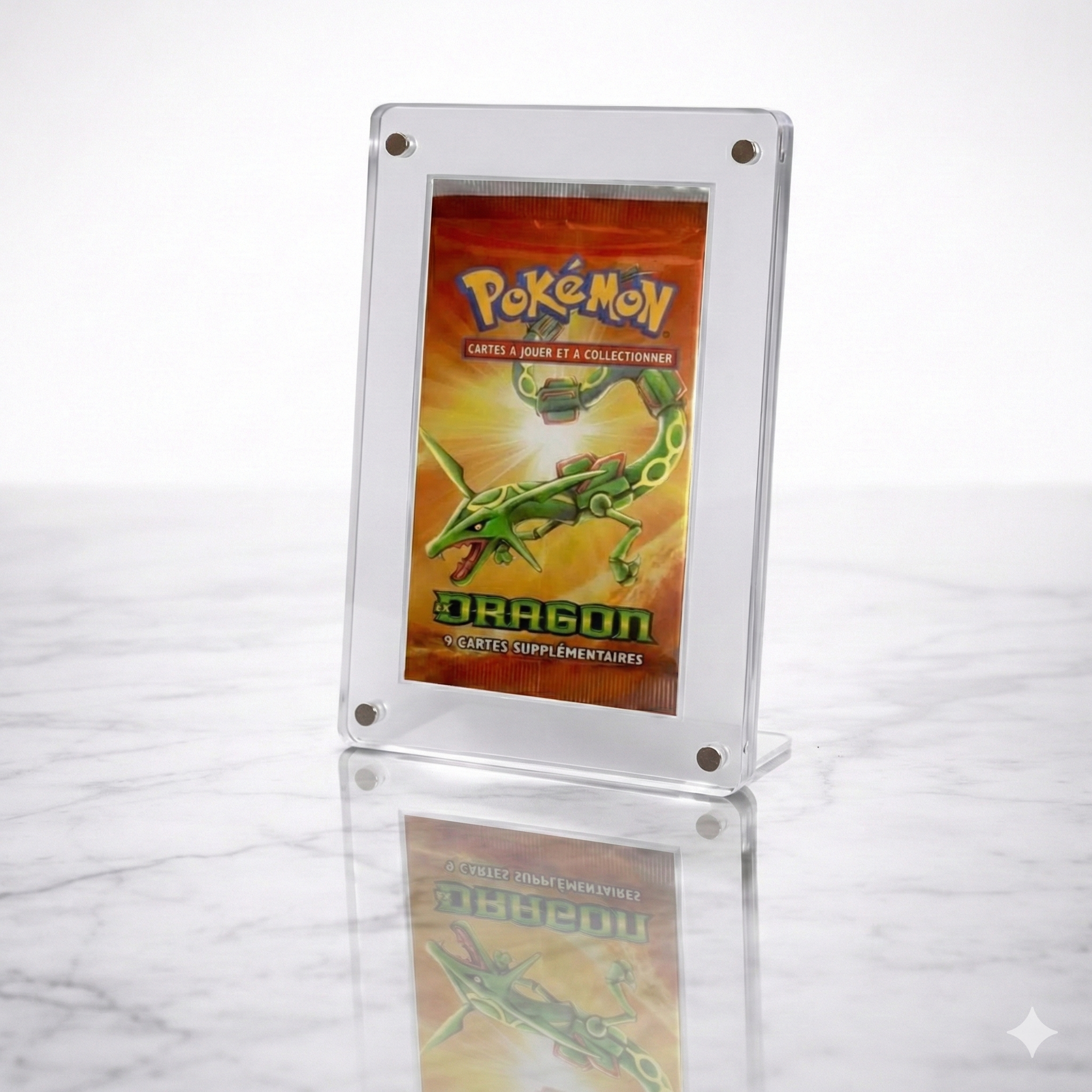 Booster Pokémon vintage présenté dans sa protection magnétique sur socle